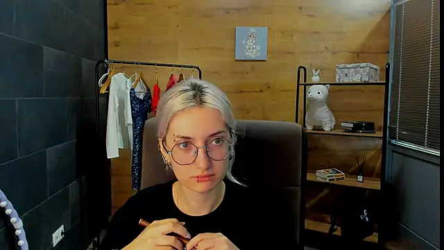 DaisyHopkins online show from June 20, 2026, 9:47 am
