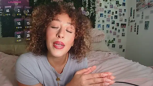 Snapshot of LyraCovee chatting on July 22, 2026, 12:23 am LyraCovee online show from July 22, 2026, 12:23 am