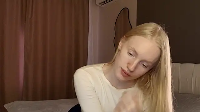 Snapshot of Miss_EliizaShy chatting on June 14, 2026, 5:03 pm Miss EliizaShy online show from June 14, 2026, 5:03 pm
