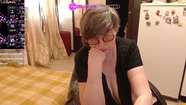 Snapshot of Sharon_Amore chatting on July 16, 2026, 9:39 am Sharon Amore online show from July 16, 2026, 9:39 am