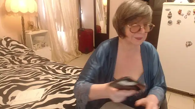Snapshot of Sharon_Amore chatting on July 5, 2026, 12:23 pm Sharon Amore online show from July 5, 2026, 12:23 pm