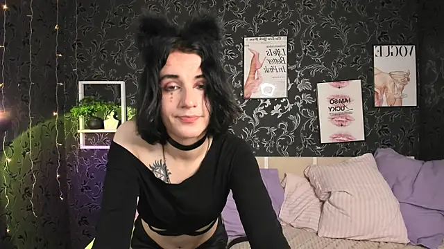 MickeQuinee online show from June 23, 2026, 1:09 pm