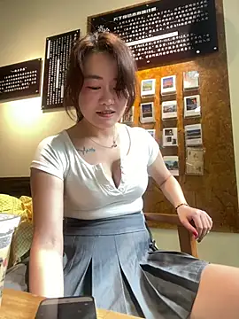Snapshot of mollymm chatting on July 15, 2026, 8:43 am mollymm online show from July 15, 2026, 8:43 am