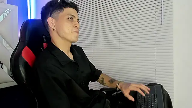 Snapshot of cameron_lux77 chatting on June 26, 2026, 3:45 am cameron lux77 online show from June 26, 2026, 3:45 am