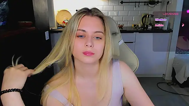 Snapshot of blonde_kellyy chatting on June 14, 2026, 10:49 am blonde kellyy online show from June 14, 2026, 10:49 am