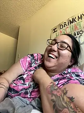 LatinaXQueen2 online show from June 21, 2026, 6:36 pm