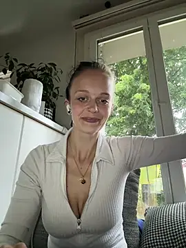Snapshot of LillyWannaPlay chatting on June 11, 2026, 6:27 pm LillyWannaPlay online show from June 11, 2026, 6:27 pm