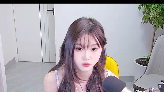 Zhaoqing111 online show from June 15, 2026, 12:38 pm