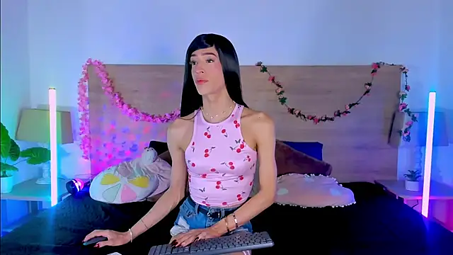 LaraRous online show from July 12, 2026, 9:37 pm