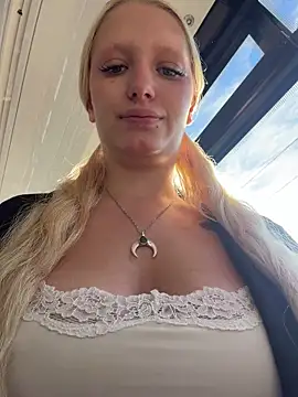 Elfi InPublic online show from July 3, 2026, 4:19 am