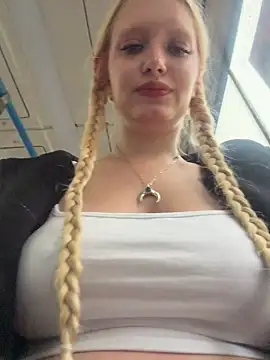 Elfi InPublic online show from July 6, 2026, 4:08 am