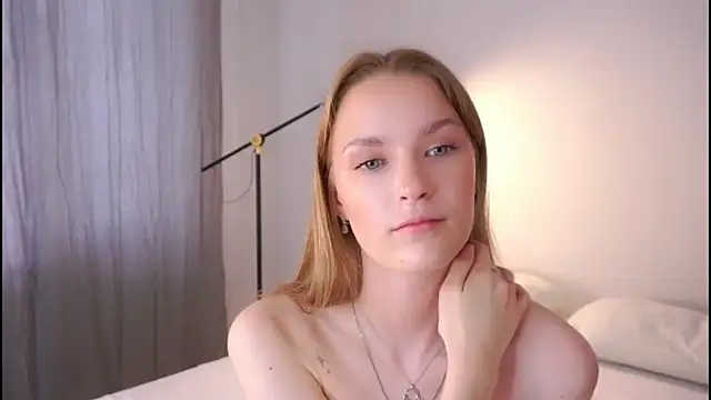 HellenSinyy online show from June 18, 2026, 8:35 am