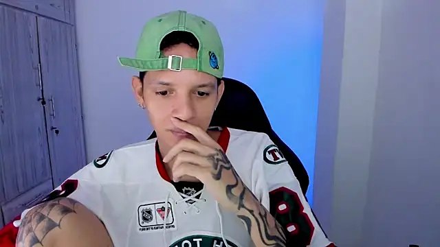 tylerrnova online show from June 26, 2026, 3:23 am
