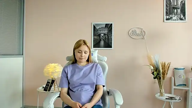 Snapshot of EloiseAlmario chatting on June 19, 2026, 1:28 pm EloiseAlmario online show from June 19, 2026, 1:28 pm