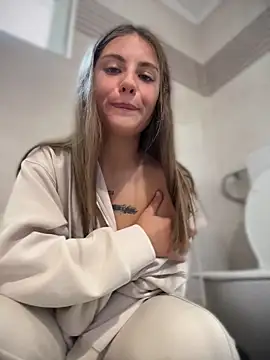 Snapshot of -Kylie chatting on July 5, 2026, 10:22 am -Kylie online show from July 5, 2026, 10:22 am