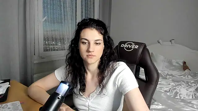 Snapshot of Avelinatt chatting on July 16, 2026, 9:23 pm Avelinatt online show from July 16, 2026, 9:23 pm