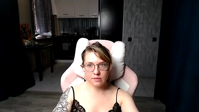 Reginasmilee online show from September 17, 2025, 11:56 am