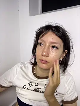 im lizzy17 online show from July 8, 2026, 7:42 am