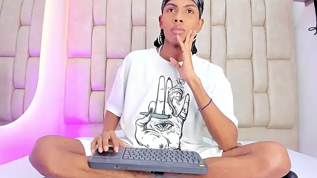Cuteboyhenrik os online show from July 5, 2026, 4:19 am