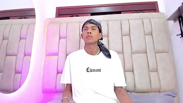 Cuteboyhenrik os online show from July 3, 2026, 2:29 am