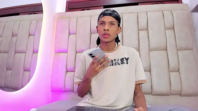 Cuteboyhenrik os online show from July 4, 2026, 3:13 am