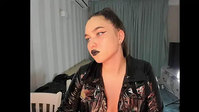 Snapshot of LatexDominatrix chatting on July 7, 2026, 6:33 pm LatexDominatrix online show from July 7, 2026, 6:33 pm
