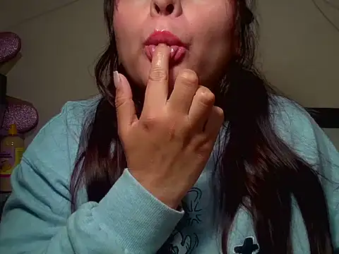 LauDiazzz94 online show from July 7, 2026, 12:02 am