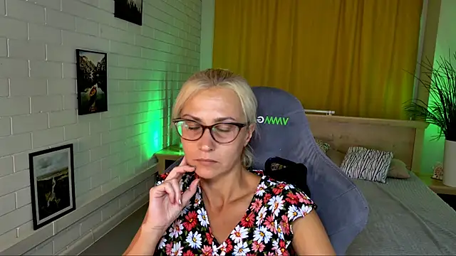 RondaGrinz online show from July 8, 2026, 1:56 pm