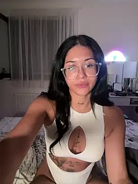 Snapshot of littlelatina chatting on July 20, 2026, 9:28 pm littlelatina online show from July 20, 2026, 9:28 pm