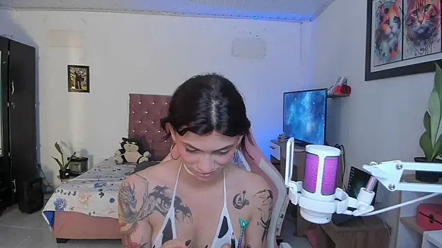 sophie dolly  online show from July 17, 2026, 12:41 am