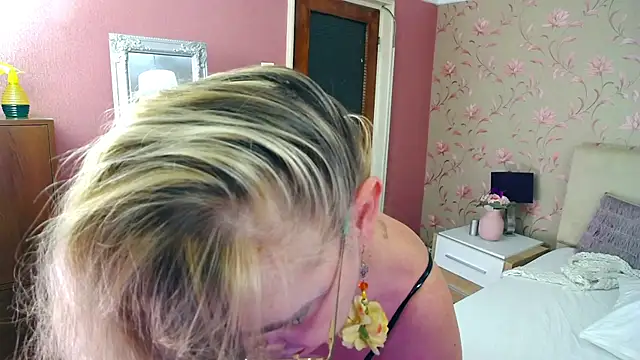 Snapshot of MatureMariah chatting on February 22, 2025, 4:40 am MatureMariah online show from February 22, 2025, 4:40 am