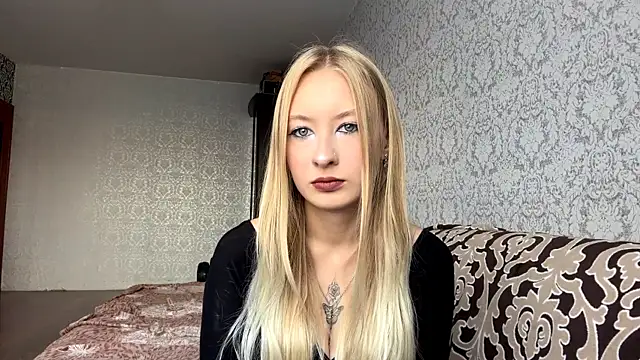 Snapshot of LynneVanbebber chatting on August 4, 2026, 8:19 am LynneVanbebber online show from August 4, 2026, 8:19 am