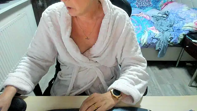 minoesje37 online show from October 7, 2025, 7:37 pm