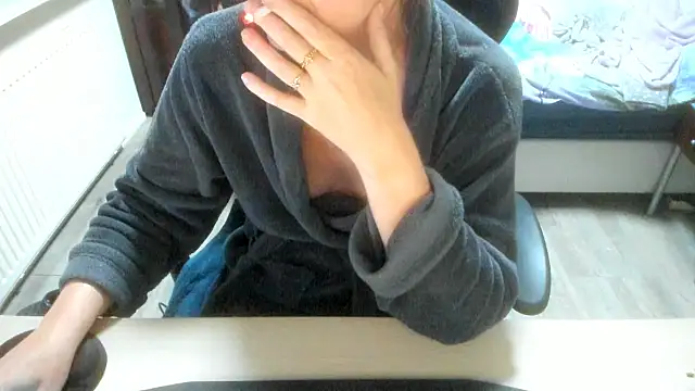 minoesje37 online show from November 17, 2025, 8:24 pm