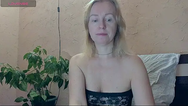 Snapshot of I_AM_MILF chatting on December 3, 2025, 8:14 am I AM MILF online show from December 3, 2025, 8:14 am
