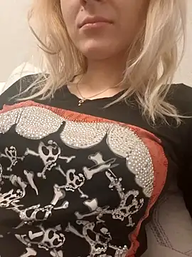 YogisticJuli666 online show from October 20, 2025, 4:58 am