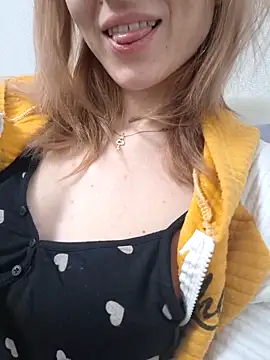 YogisticJuli666 online show from November 7, 2025, 5:23 am