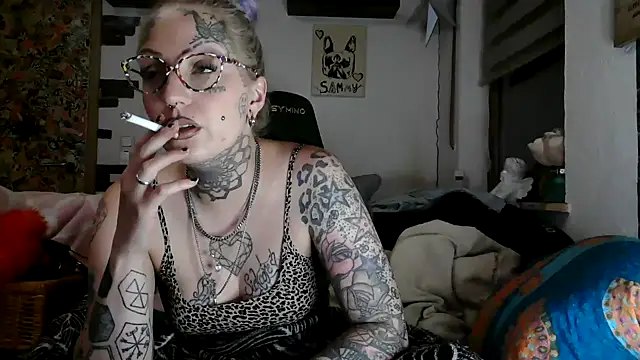 Snapshot of RoxxyInk chatting on June 1, 2026, 10:42 pm RoxxyInk online show from June 1, 2026, 10:42 pm
