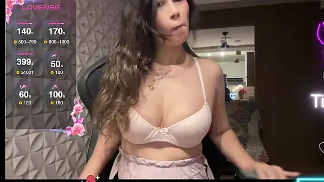 Snapshot of Leilacharlotte chatting on February 12, 2026, 8:08 pm Leilacharlotte online show from February 12, 2026, 8:08 pm