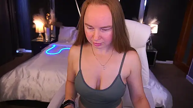 MiaRedFox online show from October 7, 2025, 5:52 am