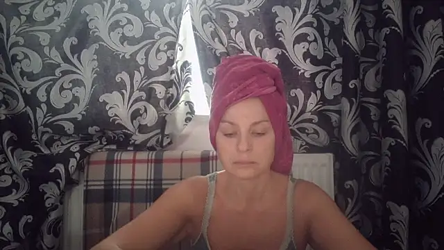 LindaStarS online show from November 4, 2025, 7:34 am