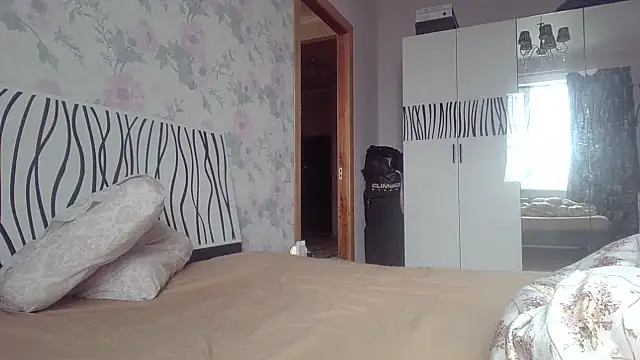 LindaStarS online show from November 10, 2025, 7:35 am