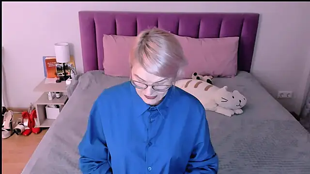 sabrinamacmarren online show from November 29, 2025, 2:06 pm