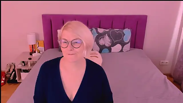 sabrinamacmarren online show from October 13, 2025, 12:07 pm