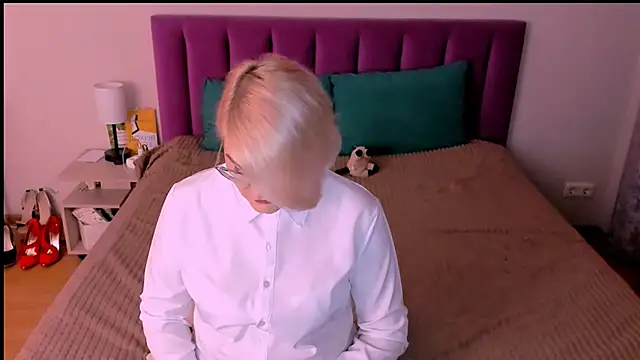 sabrinamacmarren online show from October 27, 2025, 3:35 pm