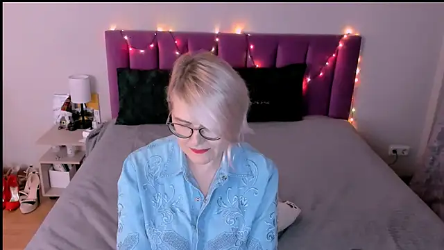 sabrinamacmarren online show from December 22, 2025, 1:44 pm