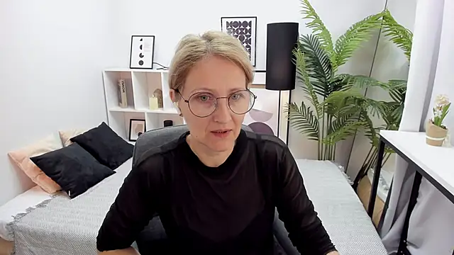 Paris Cherry online show from October 14, 2025, 9:25 pm