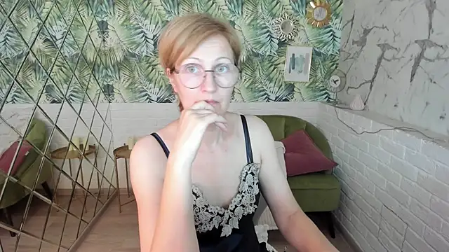 Snapshot of Paris_Cherry chatting on June 28, 2026, 6:03 pm Paris Cherry online show from June 28, 2026, 6:03 pm