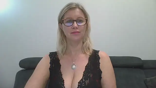 DoreenSexy online show from September 22, 2025, 8:15 pm