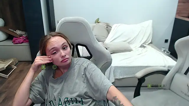 Snapshot of Sunny-Girl1 chatting on October 16, 2025, 7:49 am Sunny-Girl1 online show from October 16, 2025, 7:49 am